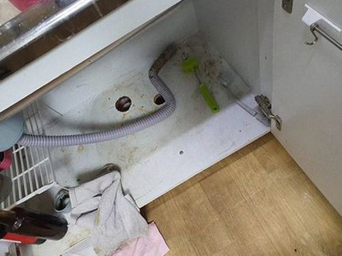 신원동 하수구막힘 맨홀 주변 배수 상태를 점검하는 작업 장면