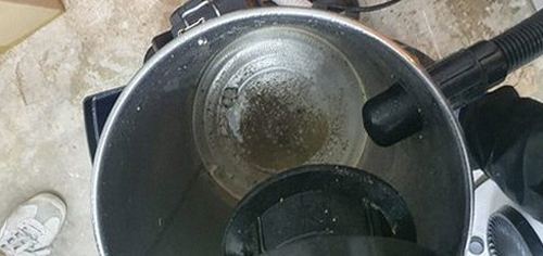 신원동 하수구막힘 배관 점검 후 물 흐름과 배수 상태를 다시 확인하는 모습
